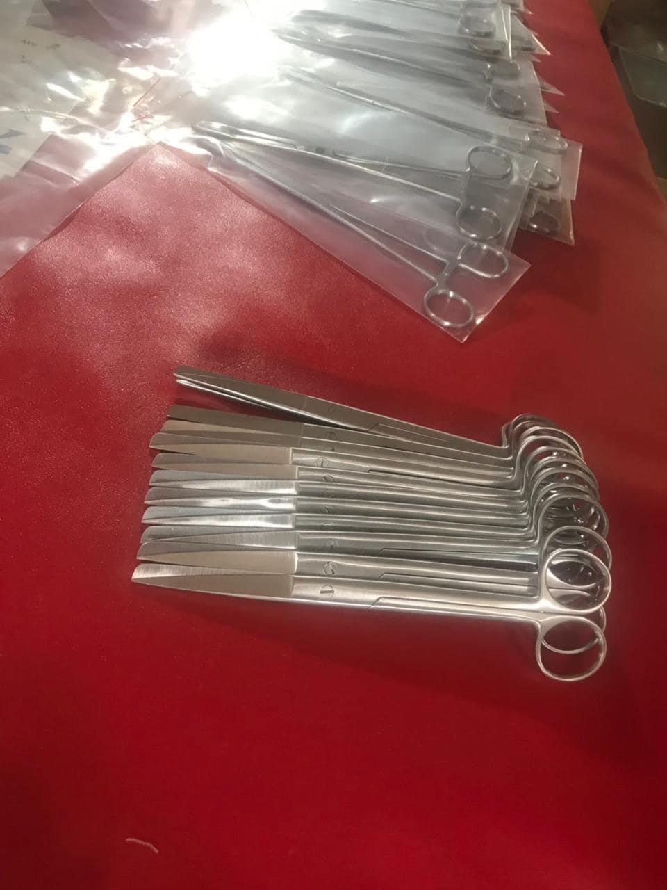 Medical dressing scissor sharp blunt